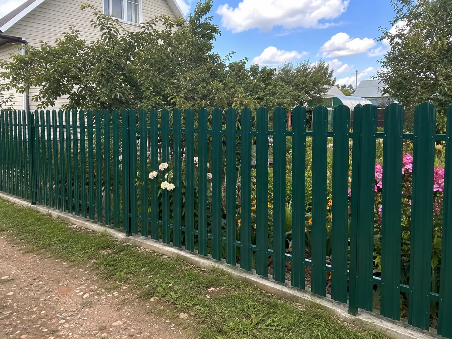 Забор из металлического штакетника
